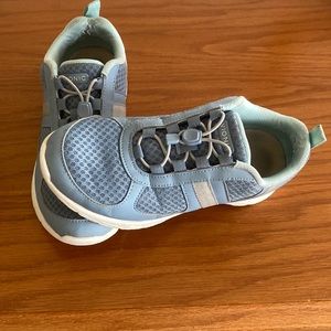 Vionic women’s 6.5 light blue walking preowned sneakers